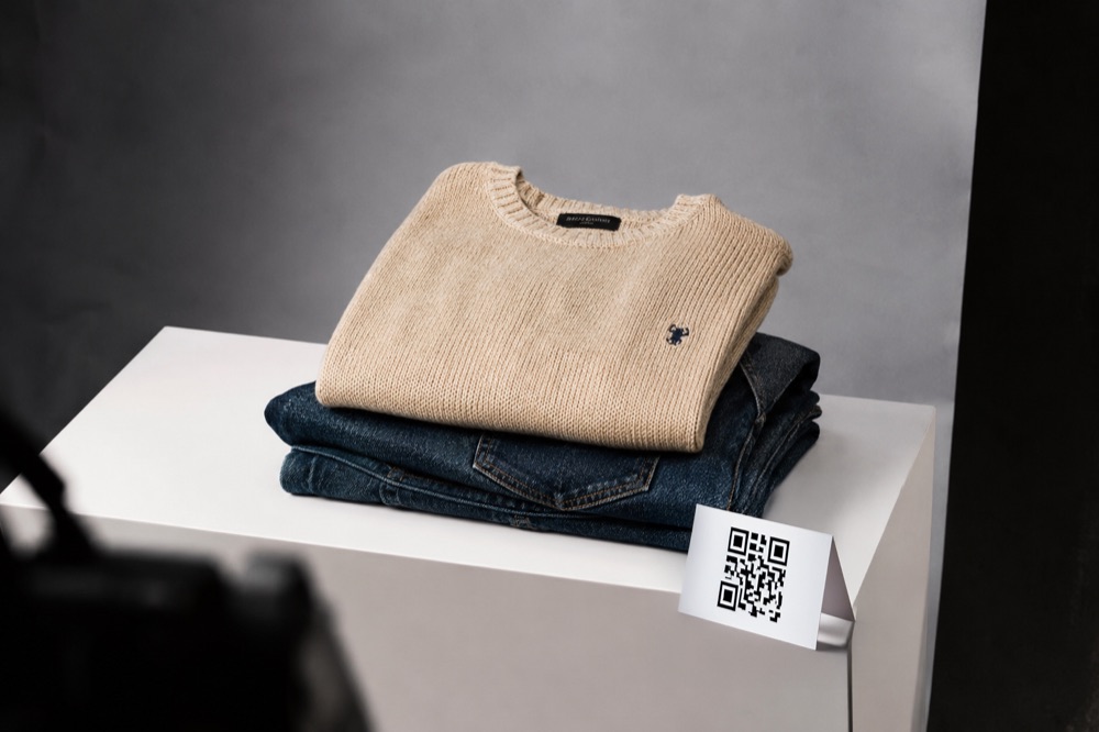 QR set card next to a product, the way SetTag recognises it
